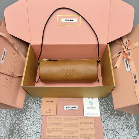 miu mi* 나파 가죽 파우치